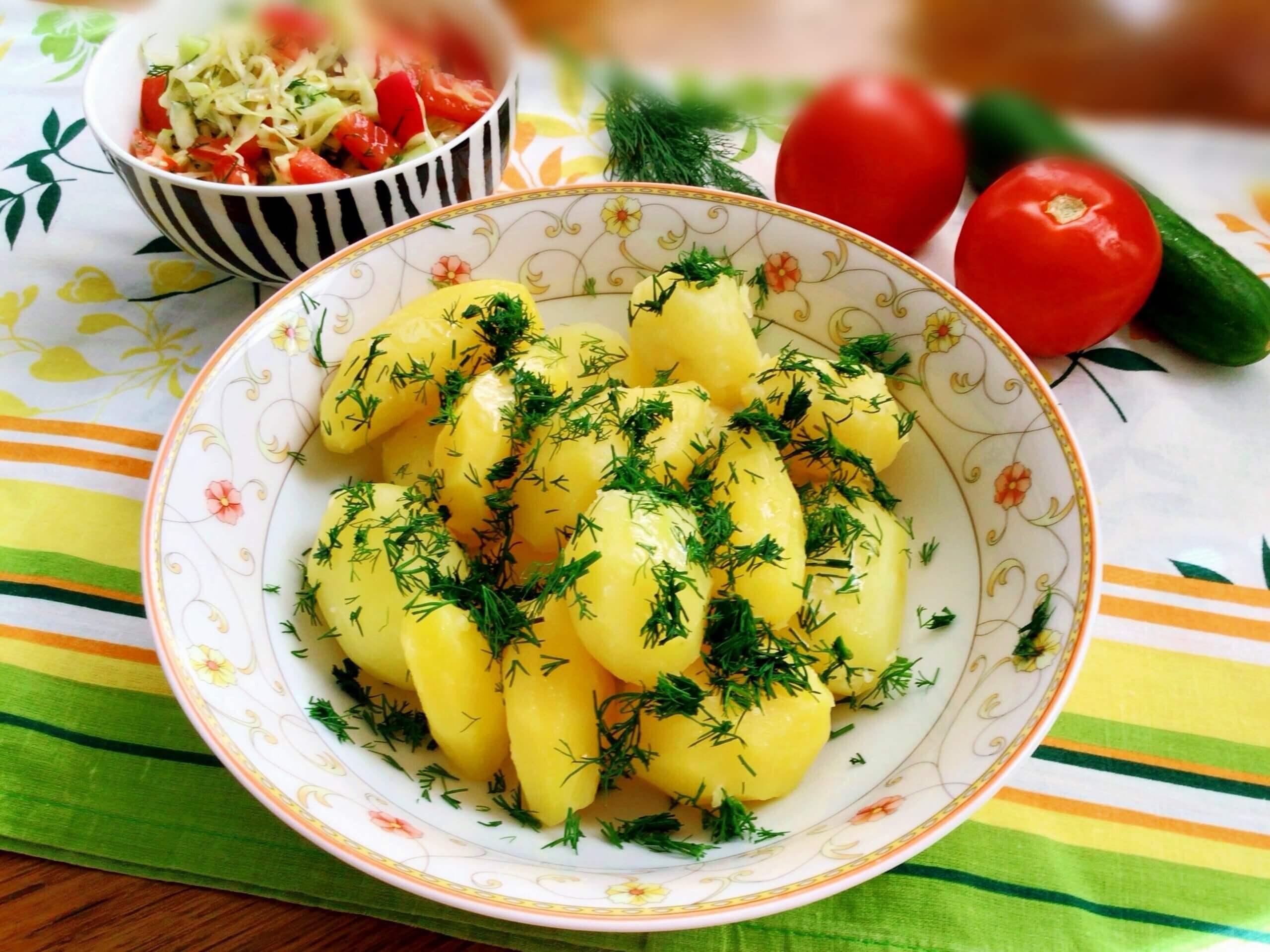 Запеченный картофель с чесноком и зеленью в духовке