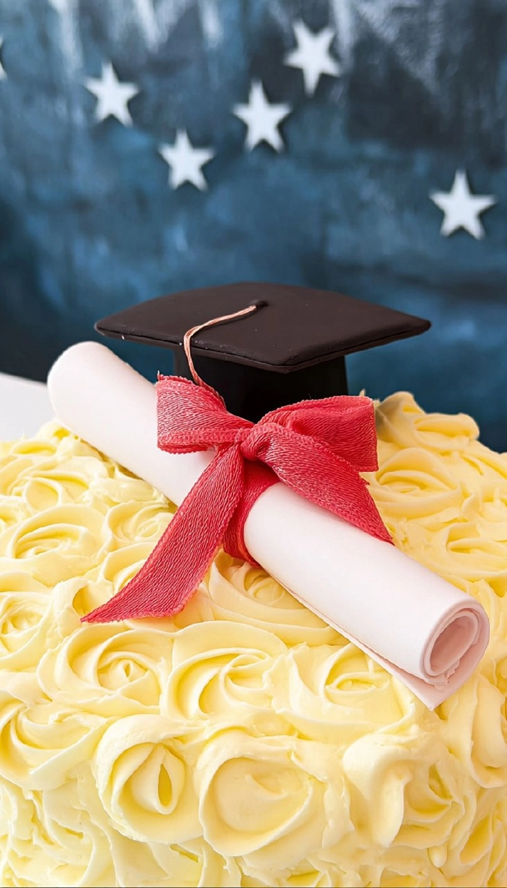 Elegant Graduation Cake with Fondant Cap Topper