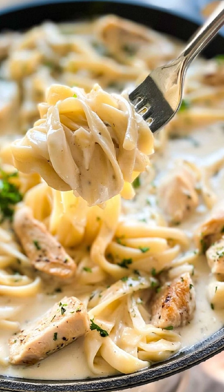 Creamy Chicken Alfredo | 30-Minute Restaurant-Style Pasta Dinner